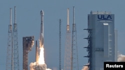 Roket United Launch Alliance Atlas V yang membawa dua astronaut dalam Uji Penerbangan Berawak pesawat Starliner-1 Boeing, dalam misi ke Stasiun Antariksa Internasional, di Cape Canaveral, Florida, AS, hari Rabu 5 Juni 2024.