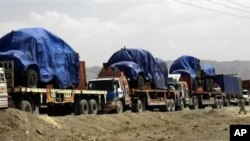 چه‌ند ماشێنێـکی بارهه‌ڵـگری هێزه‌کانی ناتۆ له‌سه‌ر سـنوری پاکسـتان ڕاگیراون، پـێـنجشه‌ممه‌ 30 ی نۆی 2010