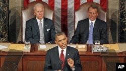 Presidente Barack Obama quando proferia o discurso sobre o Estado da União. Atrás, estão o vice-presidente Joe Biden e o líder da Câmara dos Representantes, John Boehner.