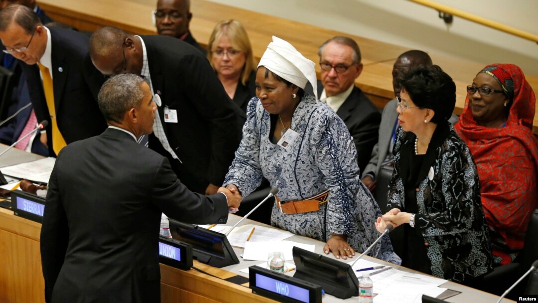 Tổng thống Obama bắt tay chủ tịch Ủy ban Liên minh Phi châu Nkosazana Dlamini Zuma sau khi nói về dịch Ebola tại phiên hop Liên hiệp quốc, 25/9/14