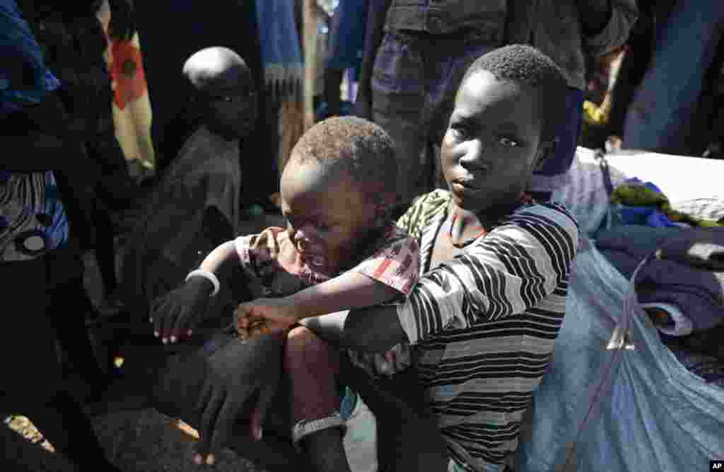 Des enfants déplacés dans camp situé près d&rsquo;une base de l&rsquo;ONU à Benitu, 29 juin 2015. &nbsp;(AP Photo/Jason Patinkin).