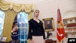 Penasihat Gedung Putih Ivanka Trump menyimak pertemuan antara Presiden Donald Trump dan Nikki Haley, duta besar AS untuk PBB di Ruang Oval Gedung Putih, di Washington DC, 9 Oktober 2018.