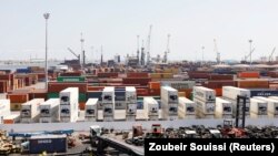 Des conteneurs sur un terminal de chargement dans le port de Radès à Tunis, en Tunisie, le 30 août 2018. 