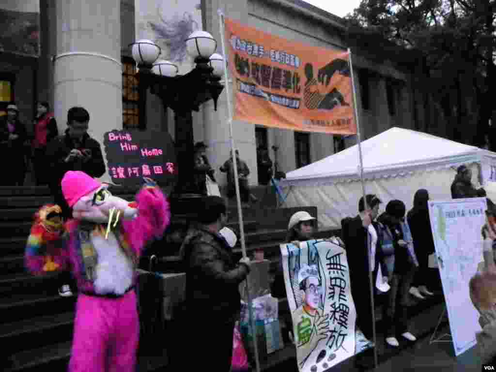 绝食现场的声援民众 (美国之音许波 拍摄)