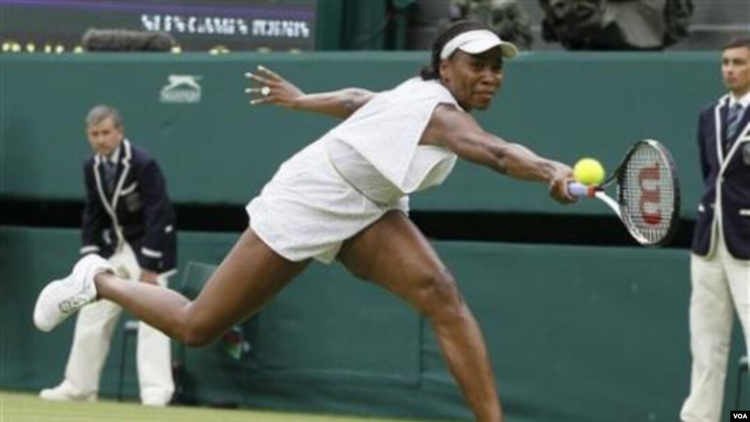 Venus Williams beraksi ketika melawan petenis Jepang Kimiko Date-Krumm di Kejuaraan Wimbledon, Rabu (22/6).