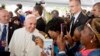 UPope Francis ubonakala lapha ethatha amapikitsha abizwa ngokuthi ngama selfie lozulu eMelika.