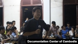 Chhay Karno, deputy dean and lecturer of architecture at Royal University of Fine Arts, gave a presentation on Cambodia architecture to Zaha Hadid's working group, staffs at Documentation Center of Cambodia, and architect students on March 11, 2014 at RUFA. (Courtesy photo: Documentation Center of Cambodia.) 