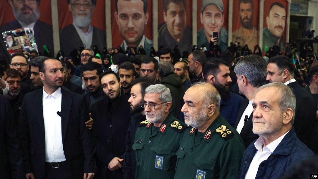 Donald Tramp buyrug'i bilan 2020-yilda, birinchi prezidentlik muddatida, yo'q qilingan Qosim Sulaymoniy, Eron Islomiy inqilob gvardiyasi boshliqlaridan biri, vatan qahramoni sifatida ulug'lanadi, uning surati mamlakat bo'ylab ko'chalarda osilgan 