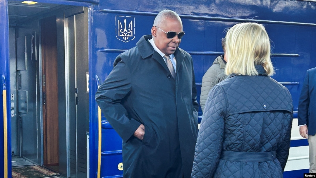 Американскиот секретар за одбрана пристигнува во Киев по ноќното патување со воз од Полска и е пречекан од американската амбасадорка во Украина Бриџит Бринк, 21 октомври 2024 година