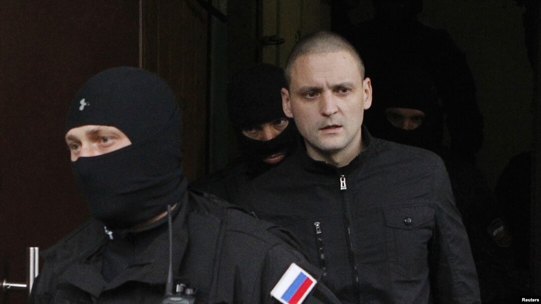 Polisi Rusia menahan tokoh oposisi Sergei Udaltsov (kanan), yang sering mengorganisir protes anti Putin (17/10). Udaltsov dibebaskan dengan uang jaminan, namun tidak boleh meninggalkan Moskow.