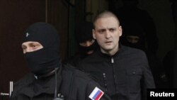 Polisi Rusia menahan tokoh oposisi Sergei Udaltsov (kanan), yang sering mengorganisir protes anti Putin (17/10). Udaltsov dibebaskan dengan uang jaminan, namun tidak boleh meninggalkan Moskow.