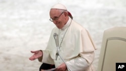 El Papa durante una reunión con miembros de la Asociación de Padres Italianos, en el Vaticano, el jueves 7 de septiembre del 2018