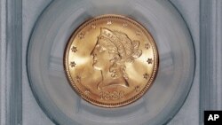 Una de las monedas de oro encontradas en California con valor nominal de $10 y acuñada en 1886.