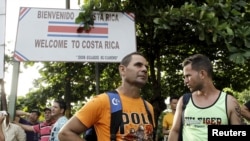 Cuban migrants wait at a border post with Nicaragua in Penas Blancas, Costa Rica, Nov. 16, 2015. Nicaragua closed its border with Costa Rica to hundreds of Cubans headed for the United States.