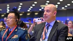 Michael Chase (kanan), Wakil Asisten Menteri Pertahanan untuk China, Taiwan, dan Mongolia, menghadiri forum diskusi di Beijing International Convention Center, 13 September 2024. (Foto: Adek Berry/AFP)