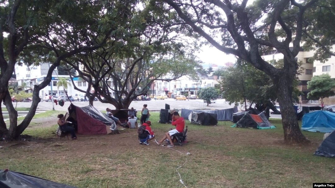 Los migrantes venezolanos en Cali piden ayuda para retornar a su Venezuela natal. [Foto: Angélica Trejos, VOA]
