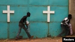 Coups de feu à l'extérieur d'une église à Bangui en Centrafrique le 18 février 2014.