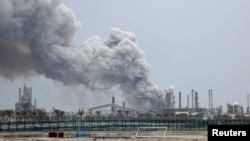 2026년 3월 9일, 미국·이스라엘과 이란 간의 갈등이 이어지는 가운데, 바레인 시트라 섬(Sitra Island)에 위치한 밥코(Bapco) 정유소에 공습이 가해진 후 연기가 피어오르고 있다.