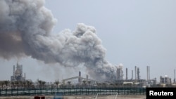 资料照片：在巴林锡特拉岛，随着美以与伊朗冲突的持续，巴普科(Bapco)炼油厂遭袭后升起浓烟。(2026年3月9日)