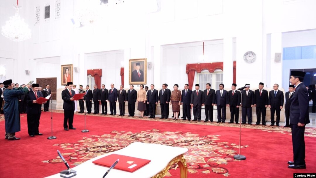 Presiden Joko Widodo melantik Kiagus Ahmad Badaruddin dan Dian Ediana Rae sebagai Kepala dan Wakil Kepala PPATK di Istana Negara Jakarta Rabu 26 Oktober 2016 (Foto: Biro Pers Kepresidenan).