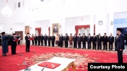 Presiden Joko Widodo melantik Kiagus Ahmad Badaruddin dan Dian Ediana Rae sebagai Kepala dan Wakil Kepala PPATK di Istana Negara Jakarta Rabu 26 Oktober 2016 (Foto: Biro Pers Kepresidenan).