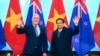 Perdana Menteri Selandia Baru Christopher Luxon dan Perdana Menteri Vietnam Pham Minh Chinh melambaikan tangan saat sesi foto di Hanoi, Vietnam, Rabu, 26 Februari 2025. (Giang Huy/AP)