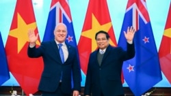 Perdana Menteri Selandia Baru Christopher Luxon dan Perdana Menteri Vietnam Pham Minh Chinh melambaikan tangan saat sesi foto di Hanoi, Vietnam, Rabu, 26 Februari 2025. (Giang Huy/AP)