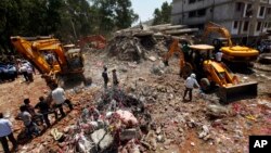 Ekipe raščišćavaju ruševine višespratnice u Mumbaju