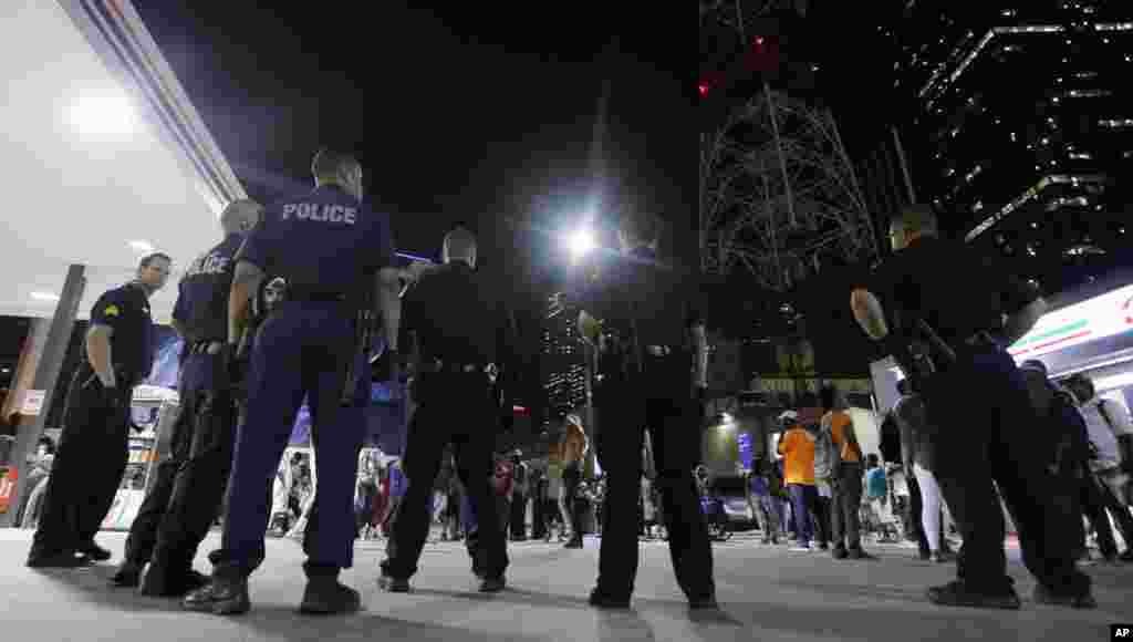 Des policiers prennent position alors qu&rsquo;une foule se forme dans le centre de Dallas, 8 juillet 2016. (AP Photo / LM Otero)