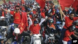 Ribuan pekerja pabrik di Cikarang, Jawa Barat ikut berpartisipasi dalam aksi mogok buruh nasional untuk menuntut kenaikan upah dan penghapusan outsourcing hari Rabu (3/10).