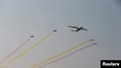 Des avions militaire survolent la capitale de la Birmanie, Naypyitaw, le 27 mars 2017.