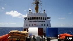 Le pont et le pont du navire de sauvetage Aquarius en pleine mer, à environ 46 km au sud de Lampedusa, le 26 juin 2018.