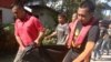 Tim gabungan Polair dan Basarnas, bersama masyarakat, mengevakuasi korban kapal motor Arista yang tenggelam di perairan Makassar, Rabu, 13 Juni 2018. (Foto: BPBD Provinsi Sulawesi Selatan)