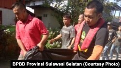 Tim gabungan Polair dan Basarnas, bersama masyarakat, mengevakuasi korban kapal motor Arista yang tenggelam di perairan Makassar, Rabu, 13 Juni 2018. (Foto: BPBD Provinsi Sulawesi Selatan)