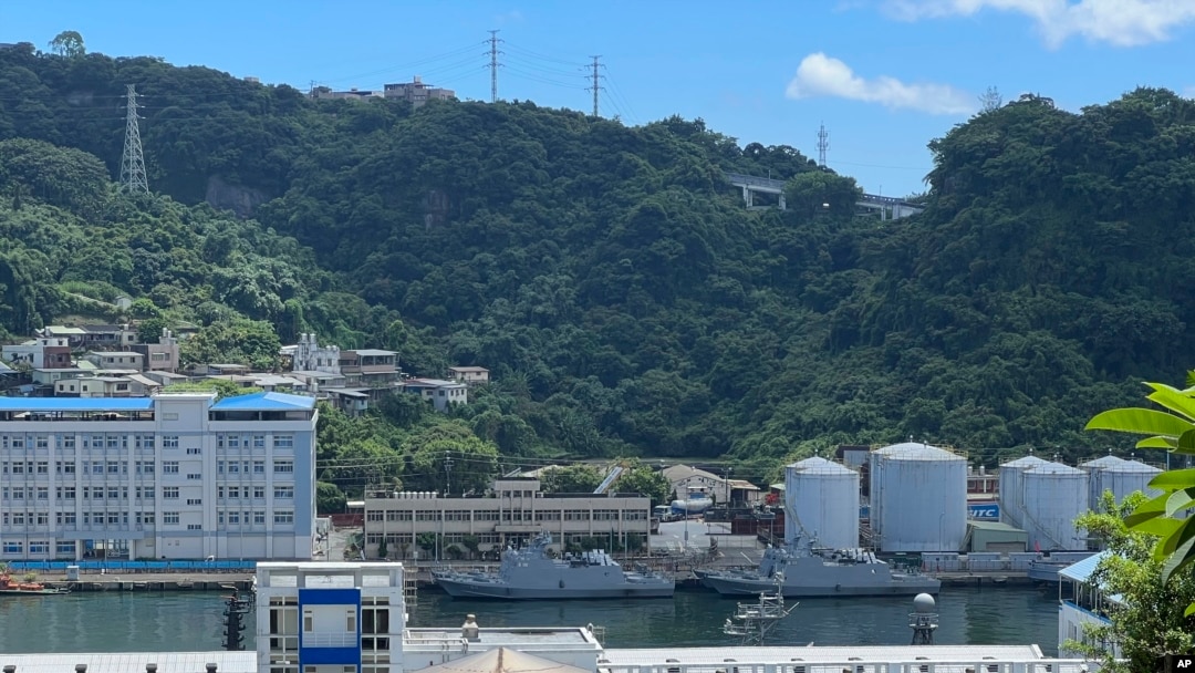 FILE - Kapal militer Taiwan terlihat di Pelabuhan Keelung di Taiwan, 4 Agustus 2022. Kementerian Pertahanan Taiwan mengatakan balon pengintai militer China melewati kota pelabuhan utara Keelung pada Kamis malam, 7 Desember 2023. (AP/Johnson Lai)