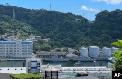 Kapal militer Taiwan terlihat di Pelabuhan Keelung di Taiwan, pada 4 Agustus 2022. Kementerian Pertahanan Taiwan mengatakan balon pengintai militer China melewati Kota Keelung pada 7 Desember 2023. (Foto: AP)