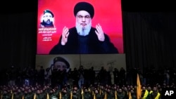 Pemimpin Hizbullah, Hassan Nasrallah memberikan pidato di layar televisi (foto: dok). 