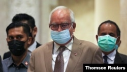អតីត​នាយករដ្ឋមន្ត្រី​ម៉ាឡេស៊ី លោក Najib Razak បាន​ទៅ​ដល់​សាលា​ឧទ្ធរណ៍​ក្នុង​ក្រុង Putrajaya ប្រទេស​ម៉ាឡេស៊ី ថ្ងៃទី៥ ខែមេសា ឆ្នាំ២០២១។ REUTERS/ Lim Huey Teng 