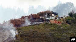 El incendio que se dirige al Pacífico obligó a la evacuación de al menos 100 personas. El miércoles los bomberos continúan con las labores para controlar las llamas.