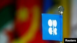 Bendera dengan logo Organisasi Negara-negara Pengekspor Minyak (OPEC) logo terlihat dalam sebuah pertemuan OPEC dan para produsen minyak non-OPEC di Wina, Austria.