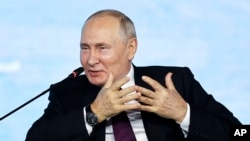 En esta imagen distribuida por Roscongress Foundation, el presidente de Rusia, Vladimir Putin, gesticula durante una intervención en el Foro Económico Oriental en Vladivostok, Rusia, el 12 de septiembre de 2023.