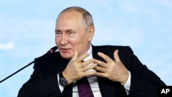 En esta imagen distribuida por Roscongress Foundation, el presidente de Rusia, Vladímir Putin, gesticula durante una intervención en el Foro Económico Oriental en Vladivostok, Rusia, el 12 de septiembre de 2023.