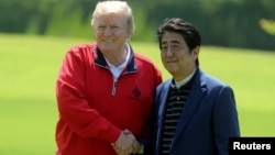នាយករដ្ឋ​មន្រ្តី​ជប៉ុន​ Shinzo Abe ស្វាគមន៍​ប្រធានាធិបតី​សហរដ្ឋអាមេរិក Donald Trump នៅពេល​ដែល​លោក​បាន​មកដល់ Mobara Country Club ក្នុង​ទីក្រុង Mobara ប្រទេសជប៉ុន​កាលពី​ថ្ងៃទី​២៦ ខែឧសភា ឆ្នាំ២០១៩។