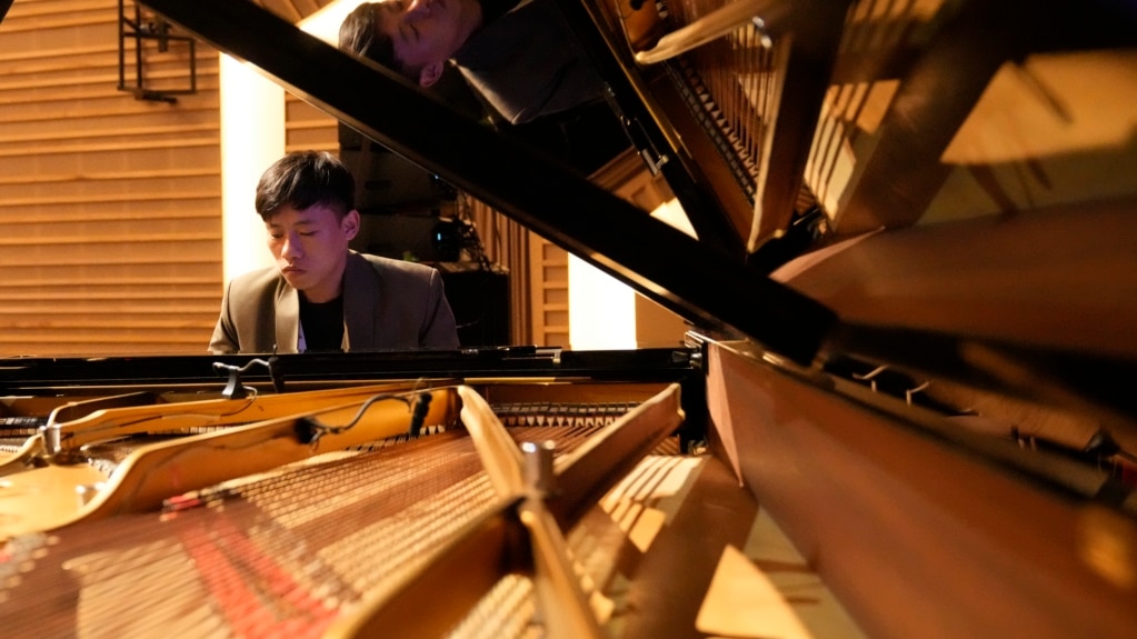 Blind Pianist Says Music Gives Him Energy, Hope