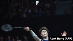 Anders Antonsen asal Denmark mengembalikan serangan dari Kento Momota, pemain Jepang, dalam pertandingan final tunggal putra 2019 Daihatsu Indonesia Masters yang diselenggarakan di Jakarta, 27 Januari 2019 (foto: Adek Berry/AFP)