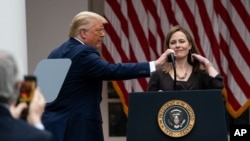 El presidente Donald Trump ajusta el micrófono después de anunciar a la jueza Amy Coney Barrett como su nominada a la Corte Suprema, en el Rose Garden de la Casa Blanca, el sábado 26 de septiembre de 2020 en Washington. [Foto: AP]