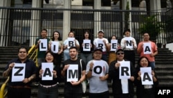 Periodistas y comunicadores exigen la libertad del periodista guatemalteco José Rubén Zamora, fundador del desaparecido diario El Periódico, frente al Palacio de Justicia en la Ciudad de Guatemala el 29 de julio de 2024.