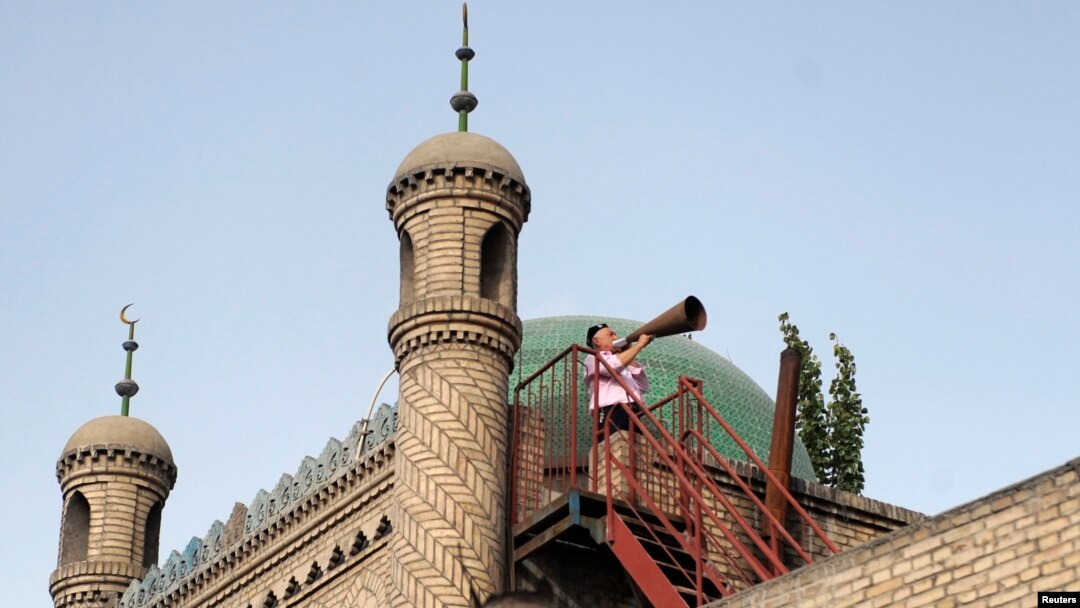 Seorang imam dari kelompok Muslim Uighur di Xinjiang, China, melakukan azan. (Foto: Dok)