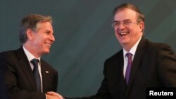 El secretario de Estado de EE. UU., Antony Blinken (izq.), y el canciller de México, Marcelo Ebrard, se saludan tras la culminación de un encuentro bilateral de alto nivel en la capital mexicana, el 8 de octubre de 2021.