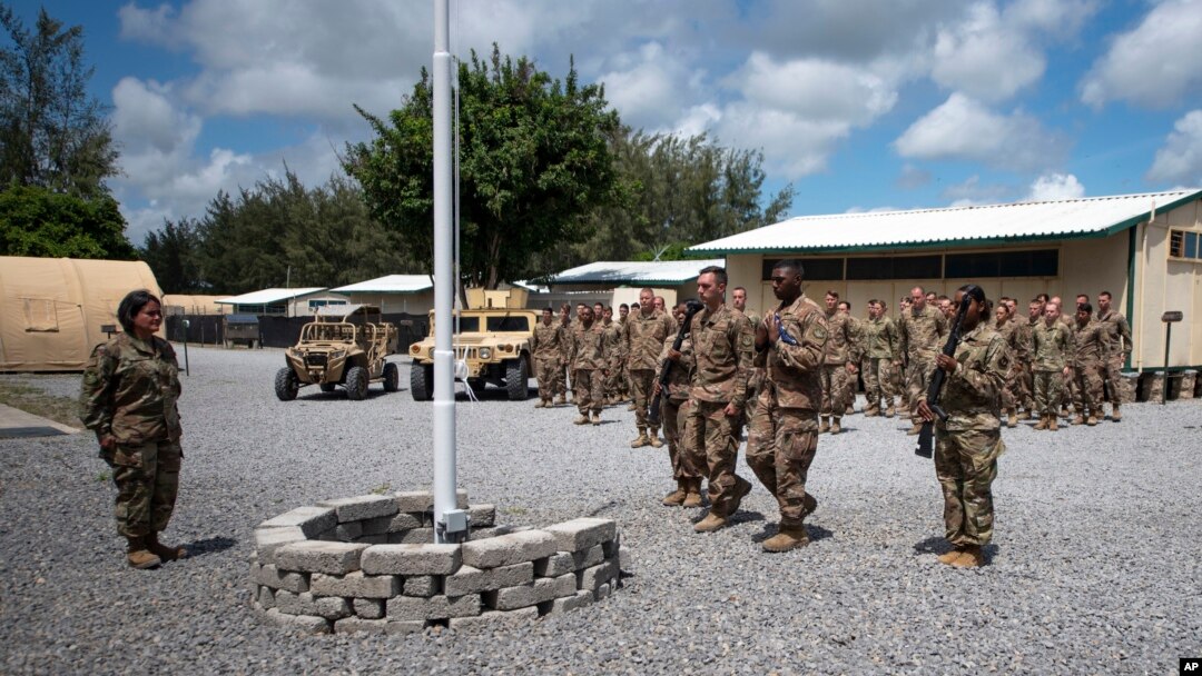 Para pilot dari Skuadron 475th mengikuti upacara bendera di Kamp Simba, yang digunakan sebagai tempat latihan tentara AS dan Kenya di Manda Bay, Kenya, 26 Agustus 2019. (Foto: AP)